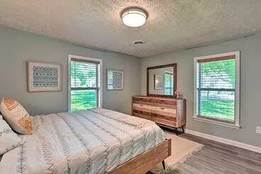 Quaint Downtown Murfreesboro Cottage W/ Lush Yard