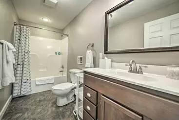 コテージ Lakefront  Rest Ashored  Home W/ Private Dock!