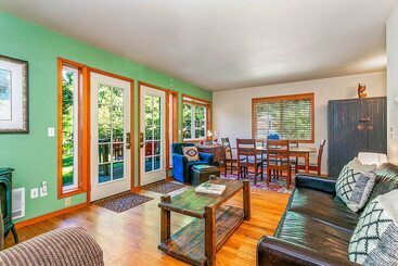 コテージ Riverfront Gold Bar Cabin Near Stevens Pass!