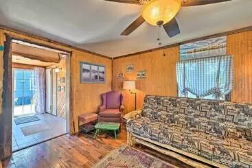 コテージ Rustic Caroga Lake Retreat: Fish, Hike & Ski!