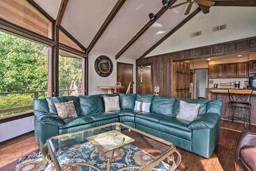 コテージ Serene Riverfront Escape W/ Hot Tub & Views!