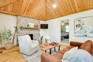 Mökkimajoitus Spacious Home On Beaver Lake W/ Deck & Fire Pit!