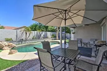 کلبه Surprise House W/ Pool, Patio & Gas Grill!