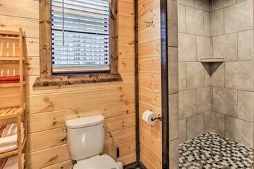 Kır Evi The Breeze    Broken Bow Cabin W/ Hot Tub & Deck!