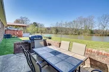 コテージ Waterfront Family Retreat W/ Fire Pit & Canoe