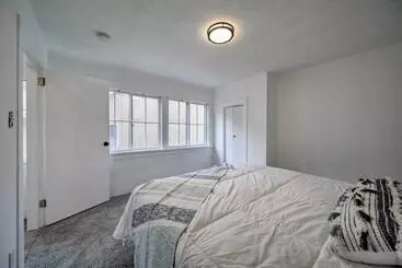 Mökkimajoitus Bright & Airy Liberty Lake Abode W/ Backyard!