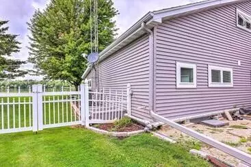 コテージ Cascade Lakefront Home: Boat Dock, Fire Pit!