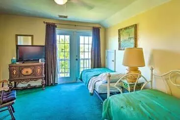 Mökkimajoitus Exquisite Lake Charles Gem   Waterfront Views