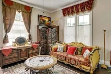 Mökkimajoitus Spacious Historic Home W/ Yard & Deck!