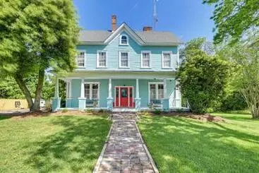 Mökkimajoitus Spacious Historic Home W/ Yard & Deck!