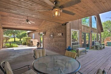 コテージ Lakefront Living: Private Dock, Deck, & Game Room!