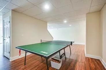 Mökkimajoitus Spacious Hersey House W/ Pool, Fireplace & More!