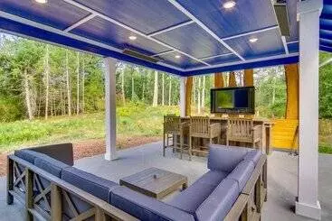 Mökkimajoitus Lovely Clinton Home W/ Hot Tub On 10 Acres!