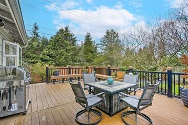 별장 Lynnwood Home: Private Hot Tub, Fire Table & Grill