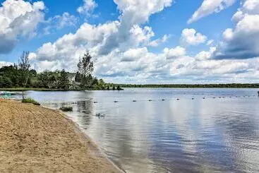 Mökkimajoitus Walk To Pool & Lake: Albrightsville Vacation Home!