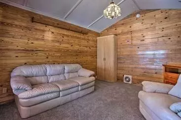 Mökkimajoitus Rustic Home W/ Patio, 1 Mi To Sunset Beach!