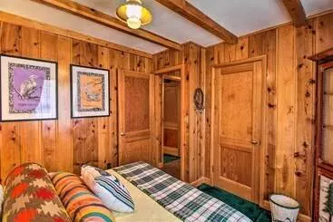 Mökkimajoitus 1 Mi To Rainbow Lake: Lakeside Cabin W/ Deck!