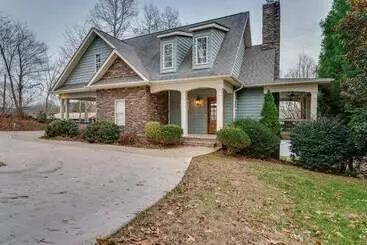 Mökkimajoitus Waterfront Sherrills Ford Home W/ Pool & Boat Dock