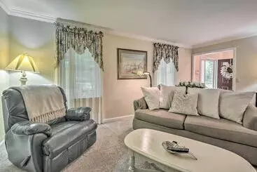 コテージ Whitetail Ridge New Cumberland Home With Yard!