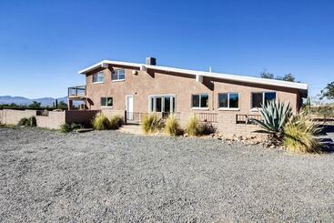 بيت ريفى Spacious Tucson Retreat W/ Deck, Patio + Yard