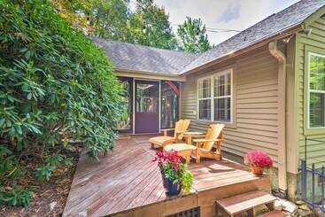 Сельский дом Screened Porch + 3 Decks: Beech Mountain Cabin