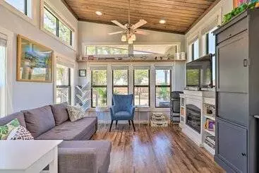 Mökkimajoitus Upscale Tiny Home   Boho Chic Austin Getaway!