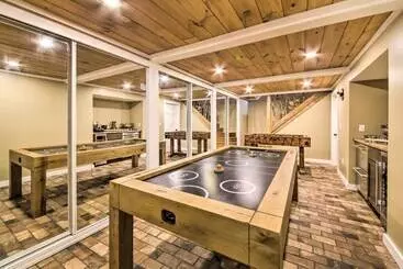 Mökkimajoitus Beautiful Embden Pond Cabin W/ Dock & Kayaks!