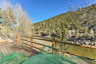 Mökkimajoitus ~ 1 Mi To Downtown: Buena Vista Riverfront Escape!