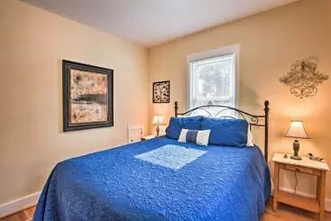 Mökkimajoitus Central Eugene House W/ Updated Interior & Yard!