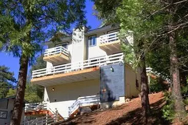 Mökkimajoitus Picturesque Cabin: 2 Balconies, Walk To Lake!