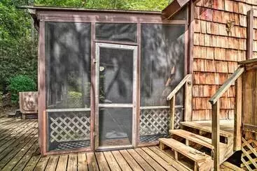 コテージ Rustic Sevierville Cabin: Hot Tub & Mountain Views