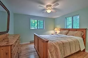コテージ Deck & Fire Pit: Pocono Lake Home Near Skiing!