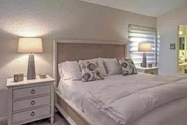 Mökkimajoitus Sand Dollar  Jenson Beach Home W/ Pool Access!