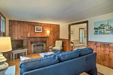 South Yarmouth Cottage ~ Half Mi To Beaches!