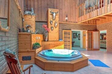 بيت ريفى Spacious Alto House On 8 Private Acres W/ Hot Tub!