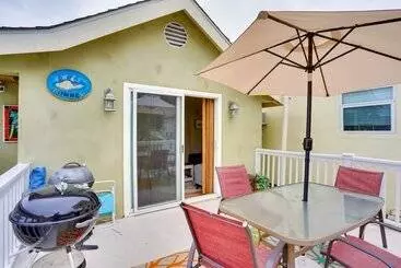 Mökkimajoitus Tropical Island Escape W/ Deck, Walk To Avalon Bay