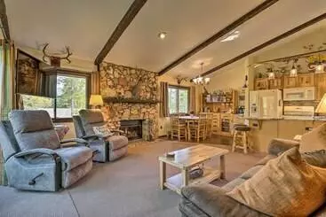 Mökkimajoitus Walk To Town: Updated Frisco Cabin W/ 2 Decks!