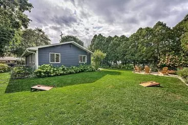 Airy Cottage Close To Rock Lake W/ Fire Pit!