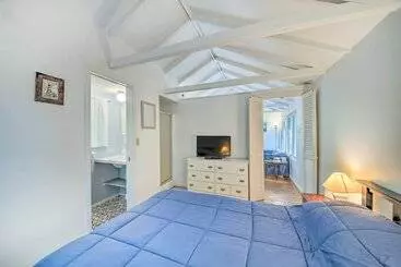 Couples Getaway Near Beaches: Northport Cottage