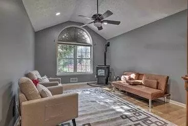 Mökkimajoitus Long Pond Hideaway W/ Deck + Private Hot Tub!