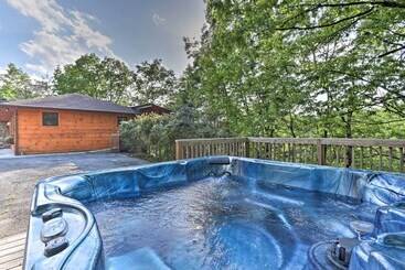 کلبه Luxe Cabin W/ Hot Tub, Theater, Pool Table, Arcade