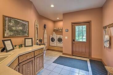 קוטג'' Luxurious Finger Lakes Home W/ Game Room & Deck!