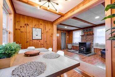 קוטג'' Pet Friendly Wilmington Retreat W/ Hot Tub!