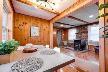 コテージ Pet Friendly Wilmington Retreat W/ Hot Tub!