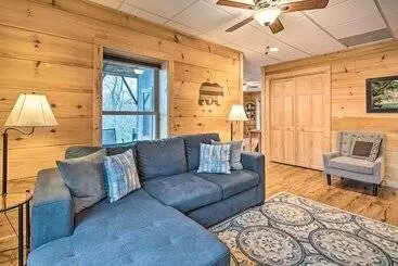 コテージ Secluded Black Mountain Cabin W/ On Site Pond!