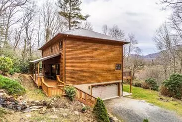 Mökkimajoitus Game Room & Fire Pit: Spacious Elk Park Lodge!