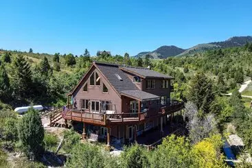 コテージ Spacious Fish Haven Cabin W/ Game Room + Deck!