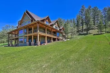 Mökkimajoitus Sturgis Home W/ Private Hot Tub: Golf & Hike!