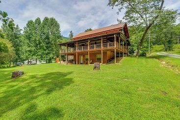بيت ريفى Stunning Creekside Cosby Cabin W/ Deck + Fire Pit!