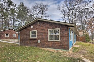 Hus på landet Tranquil Lakefront Cabin: Fire Pit, Grill & Patio